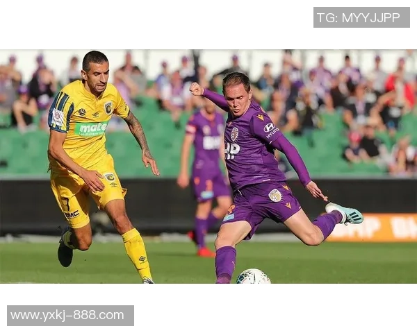 柏斯光荣与悉尼FC的激烈对决展现足球魅力与团队精神